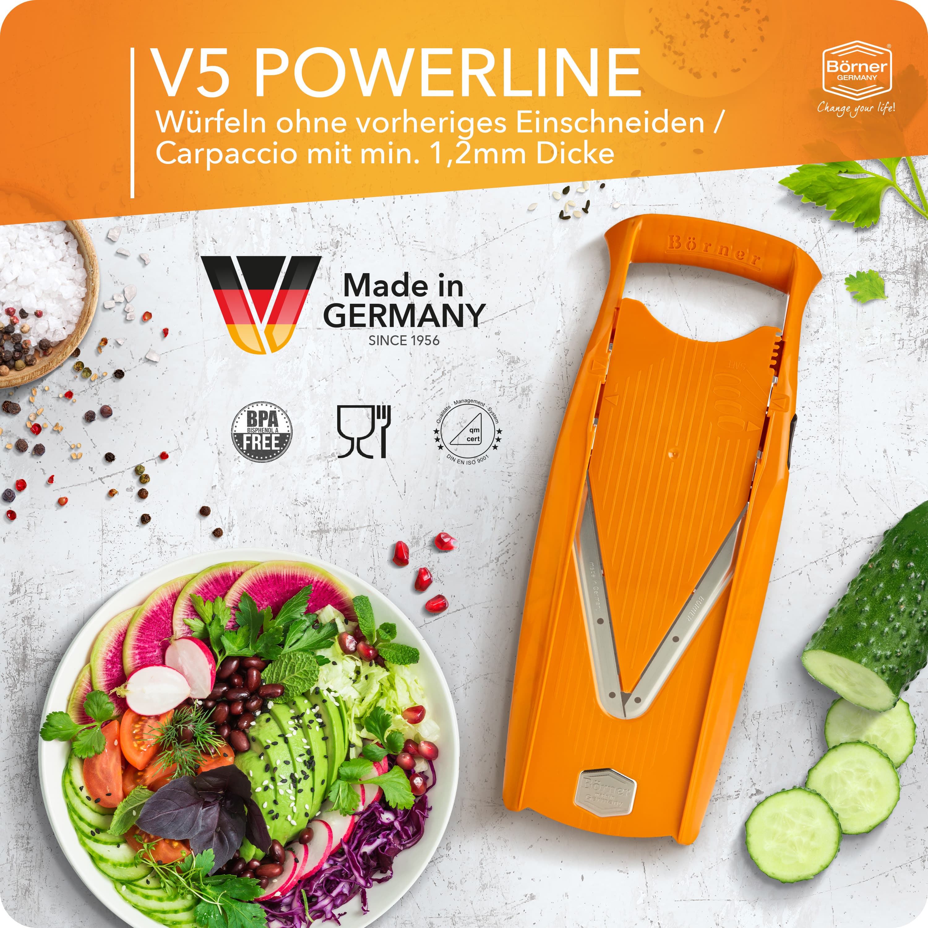 Gemüsesalat mit orangener V5 Mandoline geschnitten
