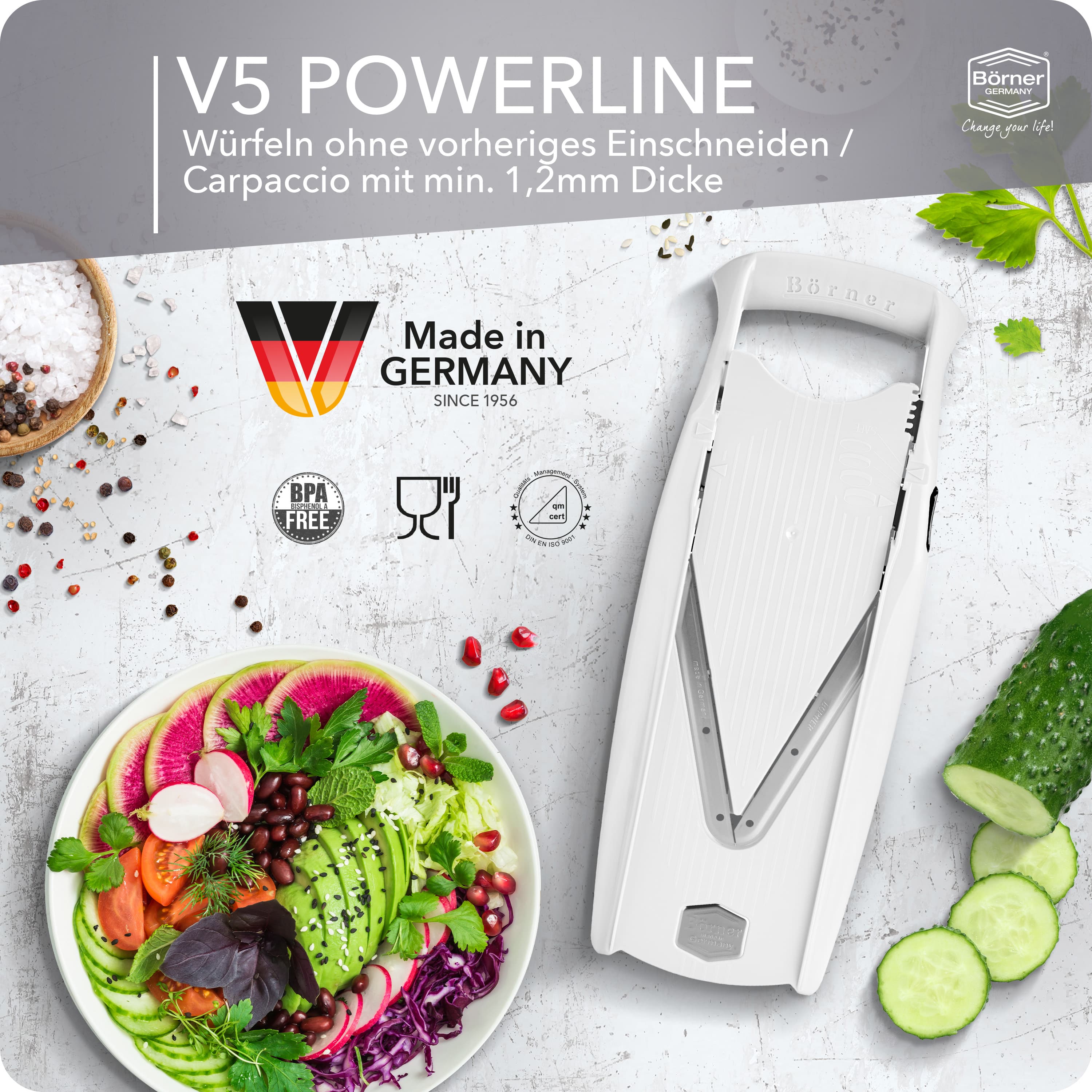 Gemüsesalat mit weißer V5 Mandoline geschnitten